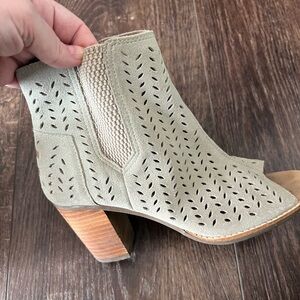 Tom’s open toe heals